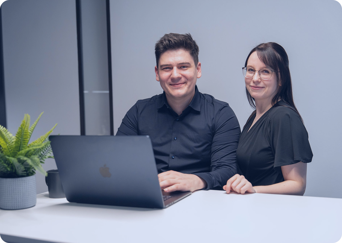 Ines und Leon neben Plauderblume